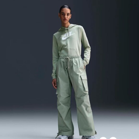 Nike Sportswear Women's Mid-Rise Oversized Cargo Trousers in Jade Horizon/Sail - Picture 4 of 8